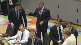 Andrej Babiš na summitu EU v Bruselu. Vpravo Angela Merkelová v bílém a Emmanuel Macron