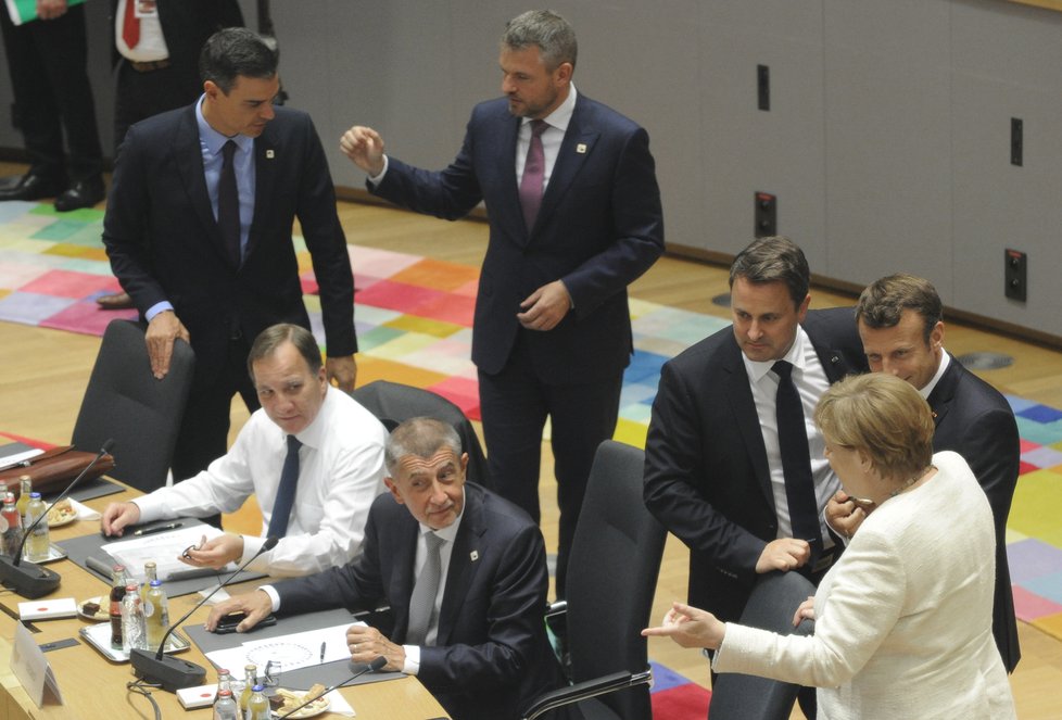 Andrej Babiš na summitu EU v Bruselu. Vpravo Angela Merkelová v bílém a Emmanuel Macron.
