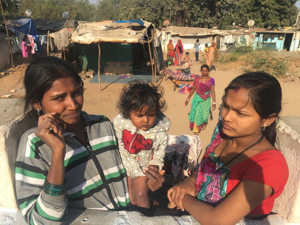 Chudoba v Indii a život ve slumech: Holčičce je rok, naznačovala redaktorovi Blesk Zpráv maminka