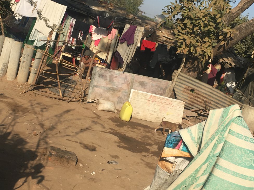 Chudoba na dohled luxusního konferenčního komplexu Mahatma Madir v Indii