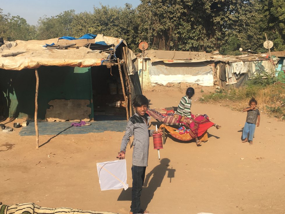 Chudoba na indické ulici: I v těchto podmínkách žijí indické děti