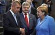 Andrej Babiš na summitu NATO v Bruselu: S Petrem Porošenkem a Angelou Merkelovou