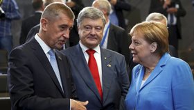 Andrej Babiš na summitu NATO v Bruselu: S Petrem Porošenkem a Angelou Merkelovou