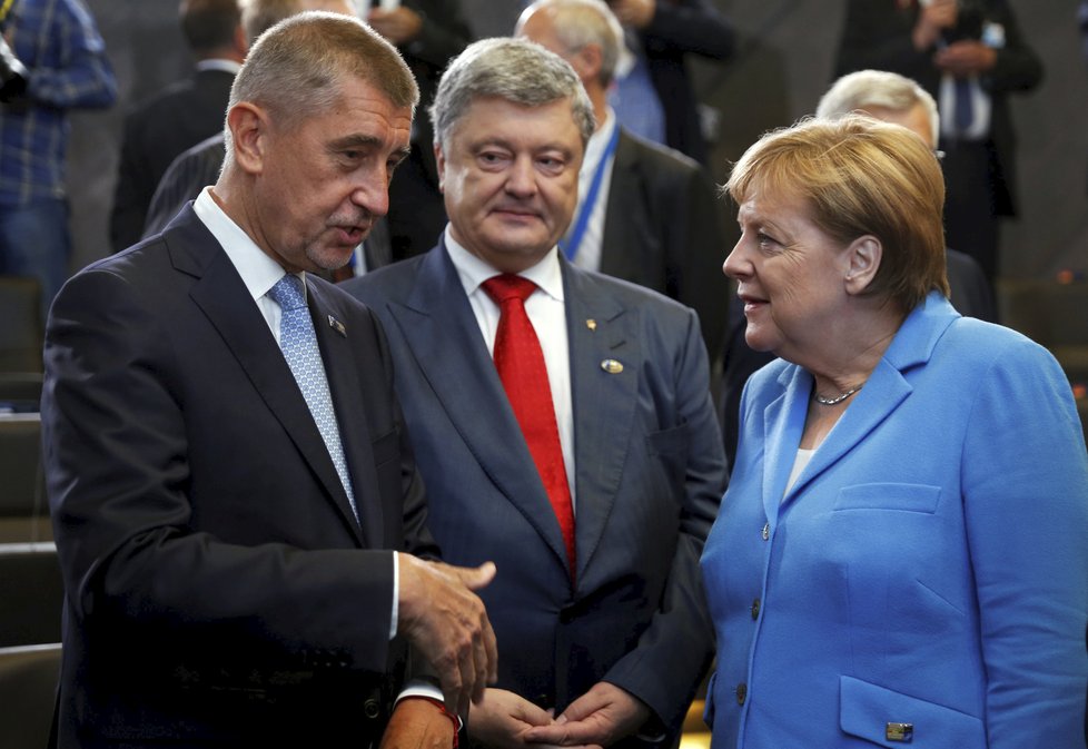 Andrej Babiš na summitu NATO v Bruselu: S Petrem Porošenkem a Angelou Merkelovou.