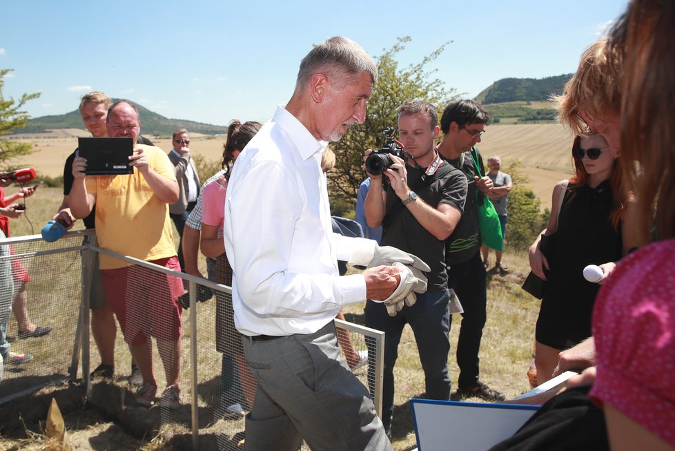 Andrej Babiš vypouštěl na Lounsku ohrožený druh syslů.