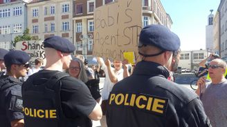 Bolševické manýry se vrací: Policisté v civilu zaklekli a zadrželi na Babišově mítinku školáka-autistu