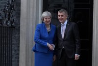 Babiš s Monikou odletěl za Mayovou. Na britskou premiérku musel čekat