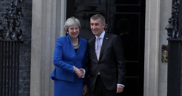 Babiš s Monikou odletěl za Mayovou. Na britskou premiérku musel čekat