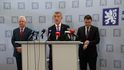 Andrej Babiš (ANO) s ministry Macinkou a Zůnou před odletem na summit NATO do Ankary (7.7.2026) Andrej Babiš (ANO) s ministry Macinkou a Zůnou před odletem na summit NATO do Ankary (7.7.2026)
