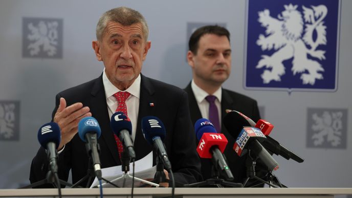 Andrej Babiš (ANO) s ministry Macinkou a Zůnou před odletem na summit NATO do Ankary (7.7.2026) Andrej Babiš (ANO) s ministry Macinkou a Zůnou před odletem na summit NATO do Ankary (7.7.2026)