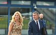 Andrej Babiš nastupuje do vládního speciálu s manželkou Monikou po boku před cestou do Turecka (2.9.2019)