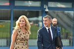 Andrej Babiš nastupuje do vládního speciálu s manželkou Monikou po boku před cestou do Turecka. (2. 9. 2019)