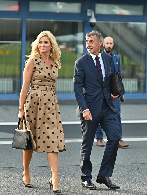 Andrej Babiš nastupuje do vládního speciálu s manželkou Monikou po boku před cestou do Turecka (2.9.2019)