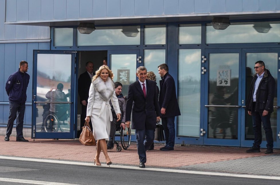 Premiér Andrej Babiš (ANO) se svojí manželkou Monikou před odletem do USA (5. 3. 2019)