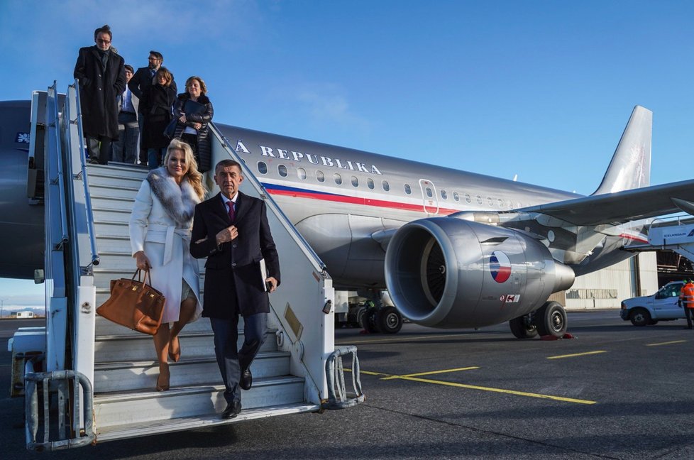 Premiér Andrej Babiš (ANO) se svojí manželkou Monikou před odletem do USA (5.3 2019)