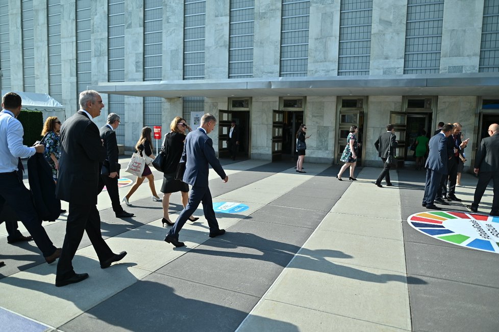 Babiš v New Yorku: Česká delegace přichází do budovy OSN.