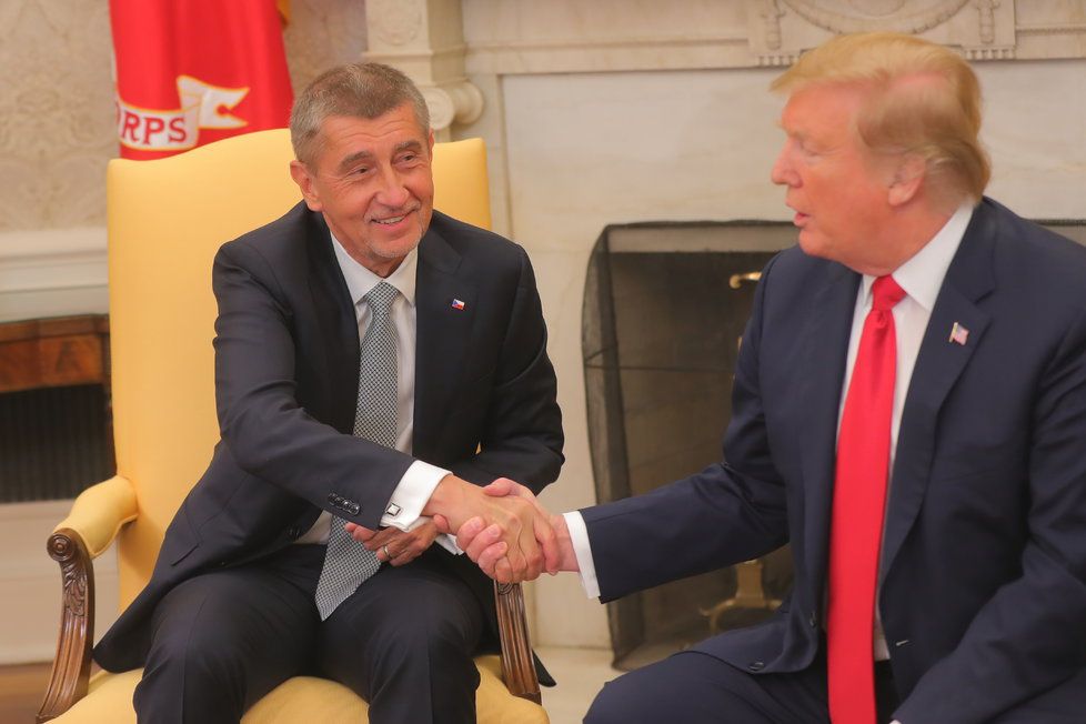 Podání ruky Andreje Babiše s Donaldem Trumpem v Oválné pracovně Bílého domu (7.3.2019)