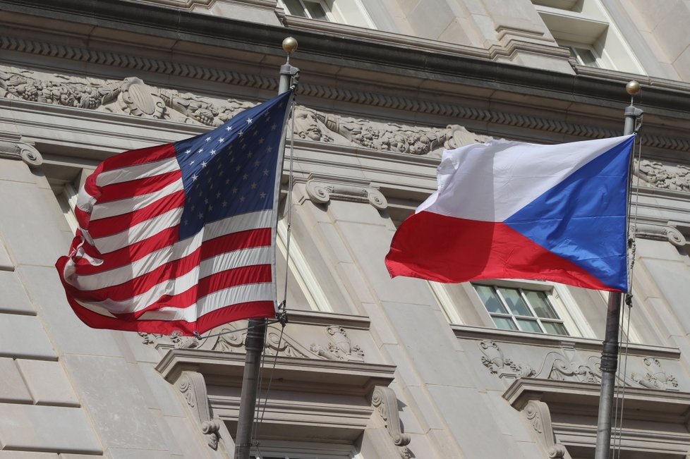 Na pětihvězdičkovém hotelu, ve kterém se ve Washingtonu ubytoval Babiš, zavlála i česká vlajka.