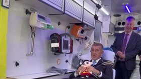 Andrej Babiš (ANO) v Litoměřicích předal krajské záchrance nové sanitky. Sám skončil na lůžku (11.9.2026).