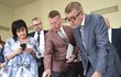 Andrej Babiš se svým kabinetem v Ústeckém kraji: Prohlídli si železniční stanici Teplice (14.5.2018)