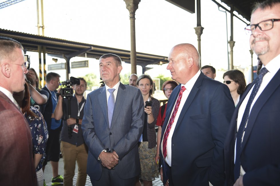 Andrej Babiš se svým kabinetem v Ústeckém kraji: Prohlédli si železniční stanici Teplice (14.5.2018)