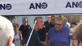 Záběry, jak šéf ANO Andrej Babiš dostal holí po hlavě (1.9.2025)