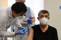 Babiš dostal druhou dávku vakcíny. „Cítím se dobře,“ hlesl. Registrace se zatím nezmění
