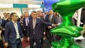 Premiér Andrej Babiš si na Mezinárodním strojírenském veletrhu (MSV) v Brně prohlíží vítězný návrh studentské soutěže Digitální továrna. Jde o 3D tištěnou sochu z recyklovaného PET materiálu s názvem Kaleidoscope od Ekin Ünlüové z Technické univerzity v Turecku Premiér Andrej Babiš si na Mezinárodním strojírenském veletrhu (MSV) v Brně prohlíží vítězný návrh studentské soutěže Digitální továrna. Jde o 3D tištěnou sochu z recyklovaného PET materiálu s názvem Kaleidoscope od Ekin Ünlüové z Technické univerzity v Turecku