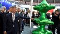 Premiér Andrej Babiš si na Mezinárodním strojírenském veletrhu (MSV) v Brně prohlíží vítězný návrh studentské soutěže Digitální továrna. Jde o 3D tištěnou sochu z recyklovaného PET materiálu s názvem Kaleidoscope od Ekin Ünlüové z Technické univerzity v Turecku Premiér Andrej Babiš si na Mezinárodním strojírenském veletrhu (MSV) v Brně prohlíží vítězný návrh studentské soutěže Digitální továrna. Jde o 3D tištěnou sochu z recyklovaného PET materiálu s názvem Kaleidoscope od Ekin Ünlüové z Technické univerzity v Turecku