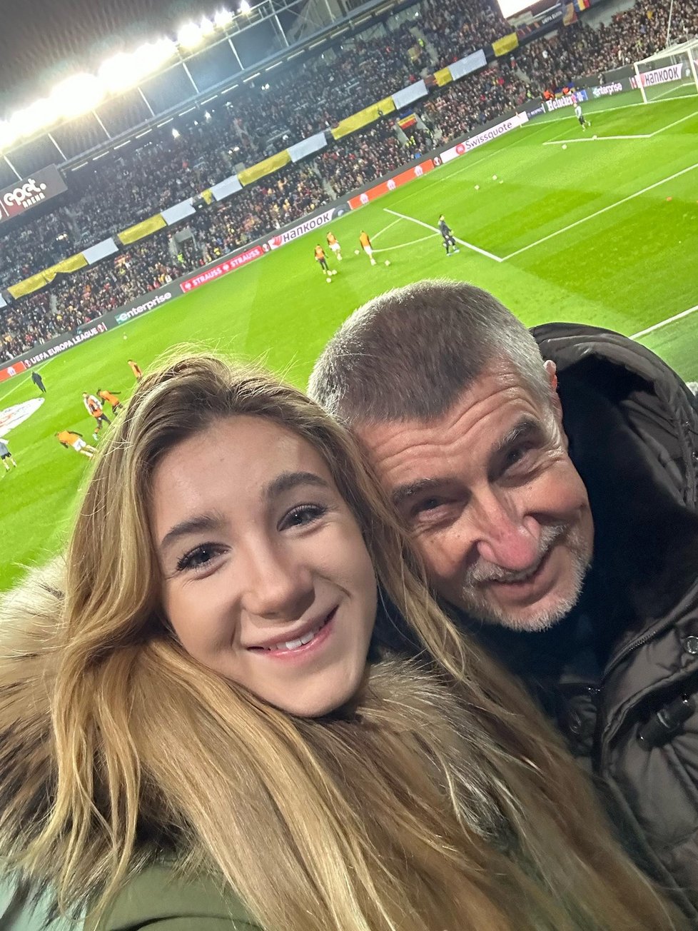 Andrej Babiš (ANO) s dcerou Vivien na fotbale na pražské Letné na zápasu Sparta - Liverpool
