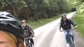 Andrej Babiš s dětmi Vivien a Frederikem na kole.