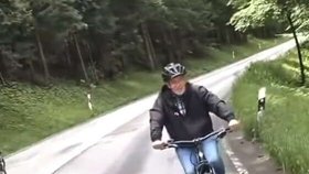 Andrej Babiš s dětmi Vivien a Frederikem na kole.