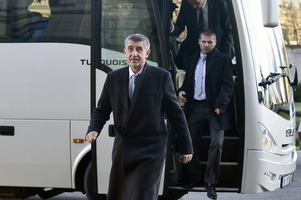 Babišův kabinet vyrazil autobusem před jmenováním uctít památku TGM do Lán.