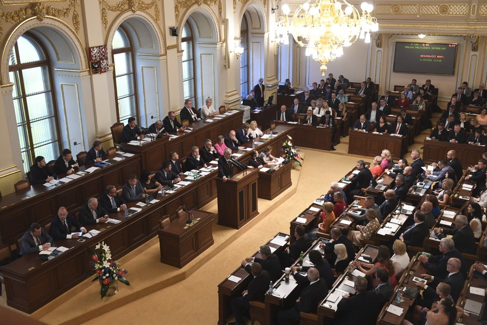 Babišova druhá vláda požádala 11. 7. 2018 o důvěru poslance. Zastal se jí i Miloš Zeman.