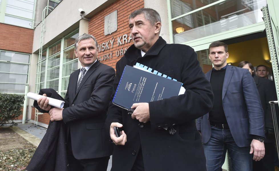 Andrej Babiš s hejtmanem Jiřím Čunkem při výjezdu vlády do Zlínského kraje, kam premiér a ministři přijeli vlakem.