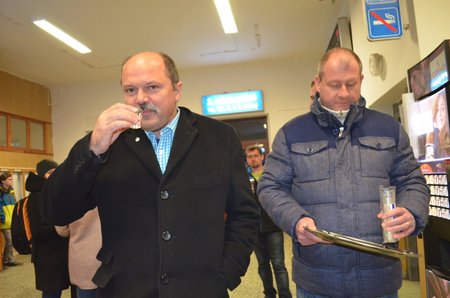 Ministr zemědělství Jiří Milek si připíjí po příjezdu vlády vlakem do Hulína