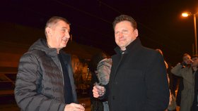 Andrej Babiš a Radek Vondráček při přivítání na Moravě po vládní cestě vlakem