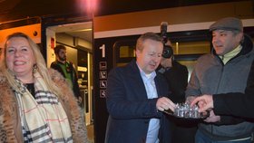 Ministryně Klára Dostálová a ministr Richard Brabec při přivítání na Moravě po vládní cestě vlakem