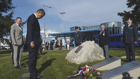 Babiš při vládním výjezdu do Moravskoslezského kraje navštívil i Letiště Leoše Janáčka Ostrava v Mošnově a položil květiny k památníku letců.