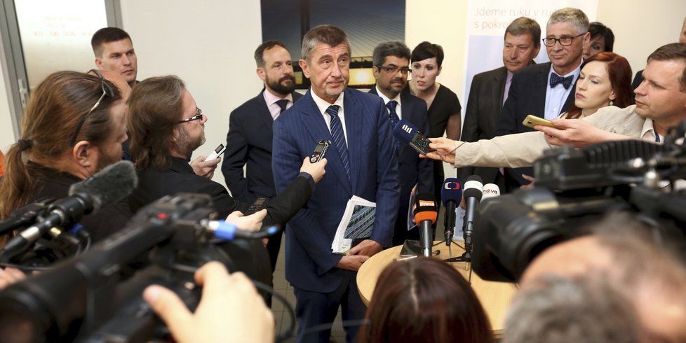 Andrej Babiš během vládního výjezdu do Moravskoslezského kraje v obležení novinářů