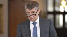 Andrej Babiš při příchodu na jednání vlády (7. 4. 2016)