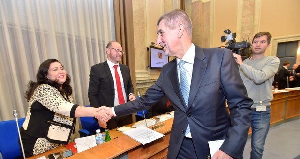 Babiš ministry tají, Němcová balí, Hüner čeká na ortel. A vláda odklepla schodek 50 miliard 