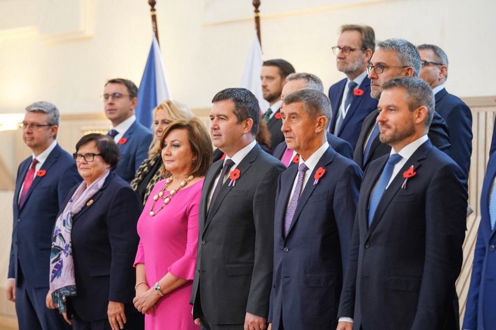 Česká a slovenská vláda ve Valticích: Alena Schillerov ávytáhla oblíbené růžové šaty