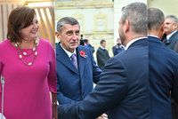 Babiš objímal Slováka. Ve Valticích vynikly růžová Schillerová i rudá kolegyně Hamáčka