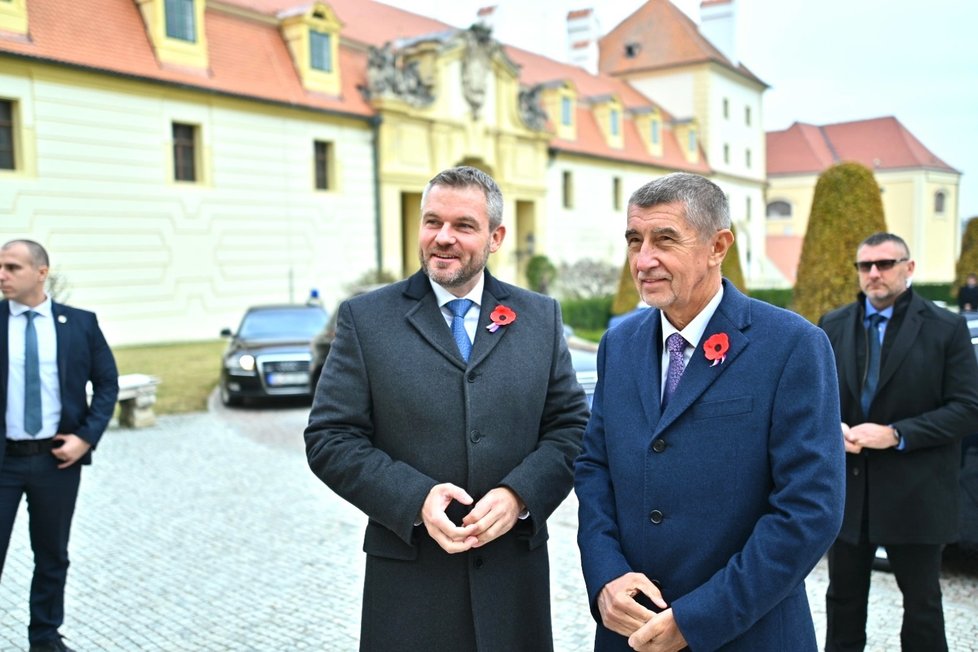 Andrej Babiš a jeho slovenský protějšek Peter Pellegrini vyvezli na svatého Martina své kabinety do Valtic (11. 11. 2019)