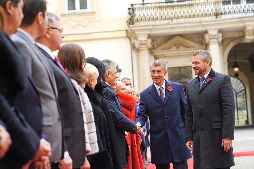 Andrej Babiš a jeho slovenský protějšek Peter Pellegrini vyvezli na svatého Martina své kabinety do Valtic. (11. 11. 2019)