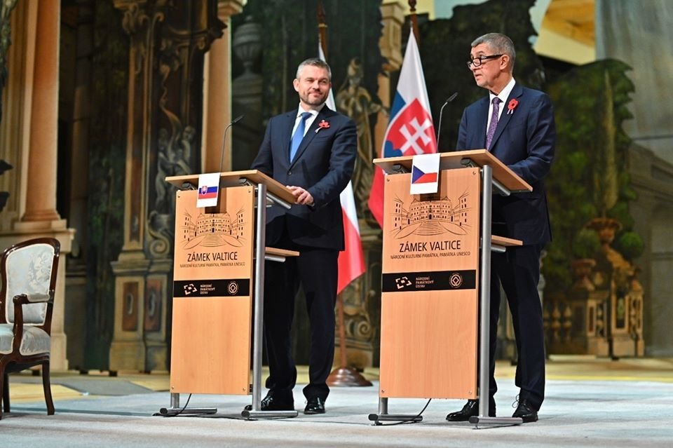 Andrej Babiš a jeho slovenský protějšek Peter Pellegrini vyvezli na svatého Martina své kabinety do Valtic (11.  11. 2019)