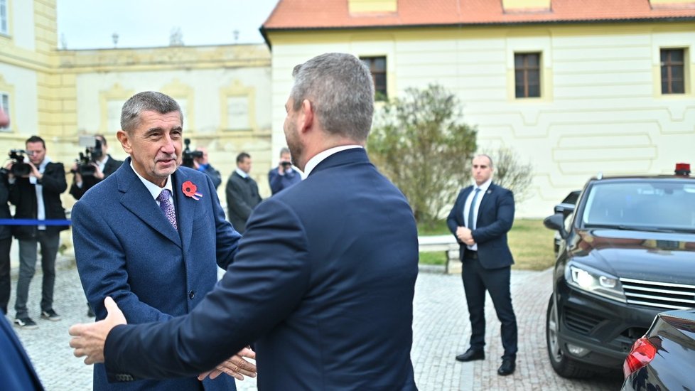 Andrej Babiš a Peter Pellegrini vyvezli své kabinety do Valtic