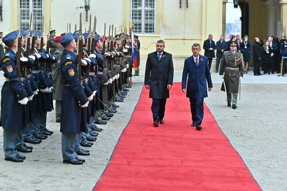 Andrej Babiš a Peter Pellegrini vyvezli své kabinety do Valtic.