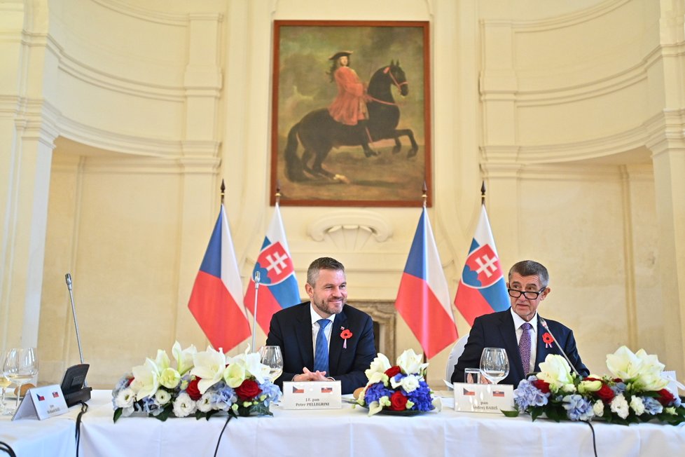 Andrej Babiš a Peter Pellegrini vyvezli své kabinety do Valtic.